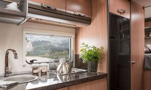interier karavanu kuchyňa a skrinky